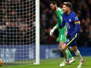 جورجينيو يمنح تشيلسي التعادل أمام يونايتد (المصدر: ذا أثلتيك)