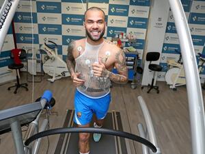 داني ألفيش يخضع للفحص الطبي (المصدر: برشلونة)