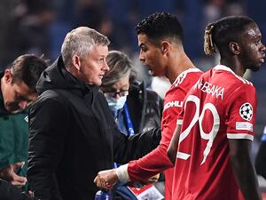 رونالدو (يمين) يتحدث إلى سولشاير خلال مباراة مانشستر يونايتد وأتالانتا