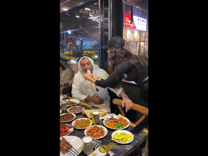 مطعم تركي يجذب زبائنه العرب بطريقة "مبتذلة"