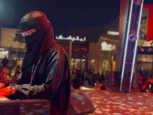 عازفة بيانو منقبة في موسم الرياض