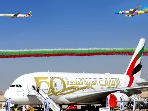 طائرات الإمارات بوينج 777 وA380 والناقلات الإماراتية والقوات الجوية تفتتح العرض الجوي بمعرض دبي للطيران احتفالاً بالخمسين