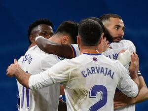 بنزيمة (يمين) يقود هجوم ريال مدريد اليوم أمام غرناطة