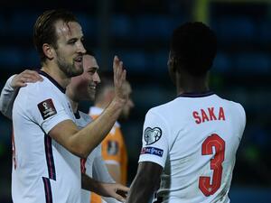 كين (يسار) يسجل سوبر هاتريك