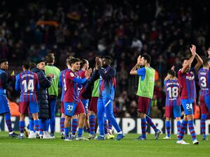 لاعبو برشلونة يحيون الجماهير بعد نهاية اللقاء
