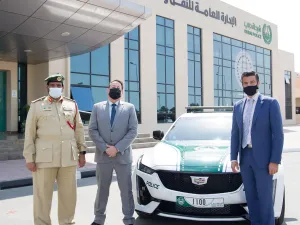 ’شرطة دبي‘ تعزّز أسطولها الحصري من المركبات الرائدة بفئتها عبر إضافة سيارة ’كاديلاك CT5‘ الفاخرة