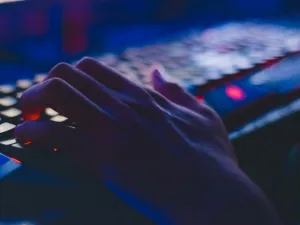 خدمات سحابية جديدة من «في إم وير» متوفرة الآن لعملاء أمازون ويب سيرفيسز (AWS)   