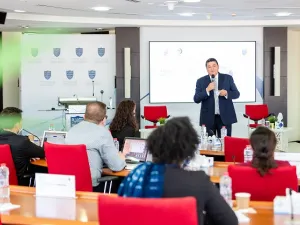 كلية محمد بن راشد للإدارة الحكومية تستضيف برنامجًا تدريبيًا لأكثر من 30 خريجًا من شبكة "الأصوات الناشئة من أجل الصحة العالمية"