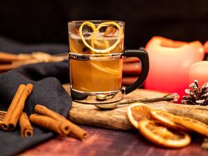 وصفات خريفية: عصير التفاح الدافئ بالكرانبيري