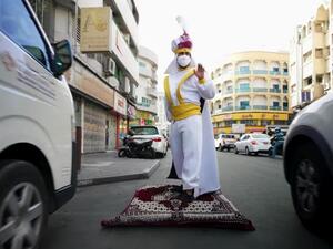 علاء الدين يتجول في شوارع دبي ببساطه السحري 