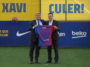 تشافي وجوان لابورتا خلال حفل التقديم الرسمي