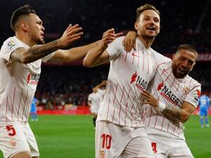 راكيتيتش (وسط) يحتفل بهدفه (المصدر: sportsfinding.com)