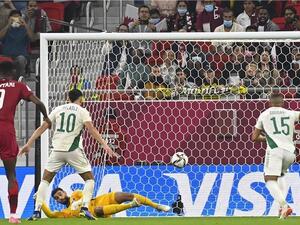 الجزائر تتفوق على قطر وتبلغ النهائي (المصدر: كووورة)