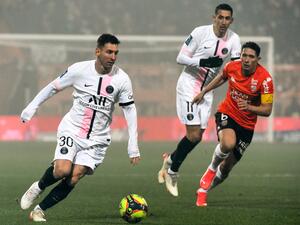 ليونيل ميسي (يسار) خلال المباراة