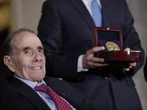  السيناتور السابق الجمهوري بوب دول