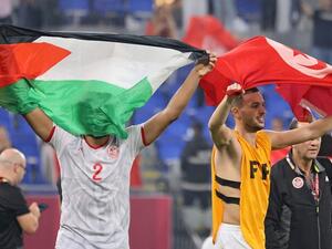 احتفاء تونسي بعلم فلسطيني بعد التأهل لنهائي كأس العرب 2021