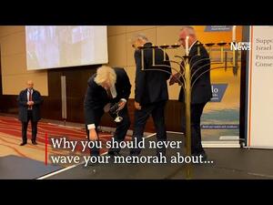 جونسون يلملم قطع الهدية المبعثرة