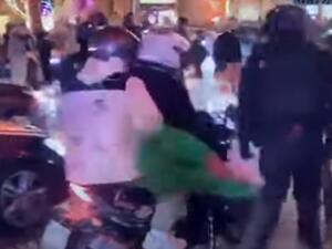 شرطي فرنسي ينتزع العلم الجزائري من مواطن ويلقي به