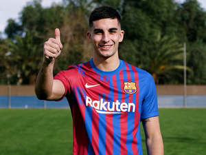 فيران توريس بقميص فريقه الجديد (المصدر: برشلونة)