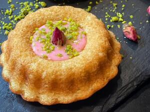 كيكة الفانيلا بماء الورد والهيل 