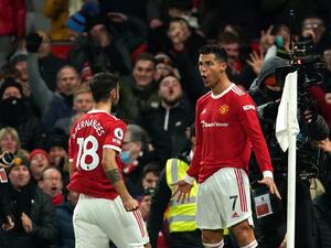 رونالدو (يمين) يقود مانشستر يونايتد للفوز (المصدر: تويتر)