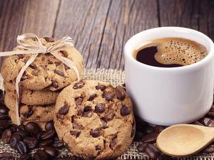 أطباق احتفالية: كوكيز بنكهة الهيل والإسبريسو