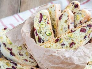 أطباق احتفالية: بيسكوتي التوت البري والفستق 