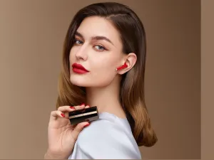 هواوي تطلق سماعات HUAWEI FreeBuds Lipstick العصرية والجديدة في المملكة العربية السعودية السماعات الأولى بتصميم مفتوح المستوحاة من أحمر الشفاه تتمتع بخاصية إلغاء الضجيج النشطة وجودة صوت متوفرة في المتاجر ابتداء من اليوم