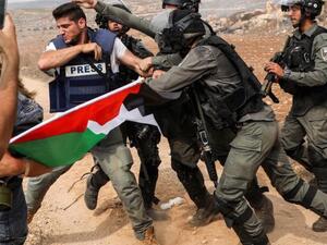 Israeli border guards assault a photojournalist 