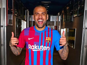 داني ألفيش (المصدر: حساب برشلونة الرسمي على تويتر)