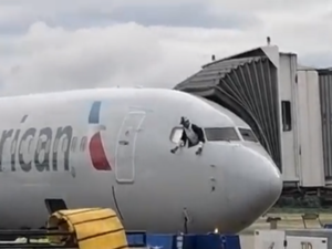 اقتحم قمرة طائرة أمريكية وحاول القفز من نافذتها