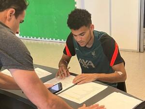 لويس دياز يوقع على كشوفات ليفربول (المصدر: تويتر)