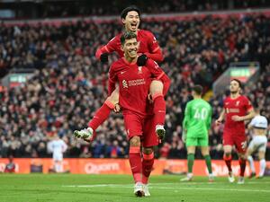 مينامينو يحتفل مع فيرمينو بهدفه (المصدر: حساب الدوري الإنجليزي الرسمي)