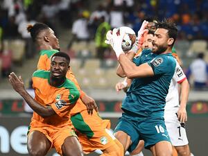 أبو جبل (يمين) يقود مصر لربع النهائي