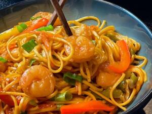 نودلز الجمبري والخضار