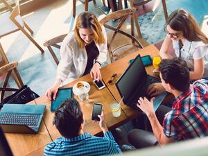 8 نصائح عندما تعمل مع أصدقائك