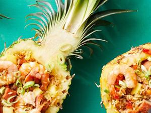 أرز مقلي بالروبيان مع الاناناس وجوز الهند المحمص