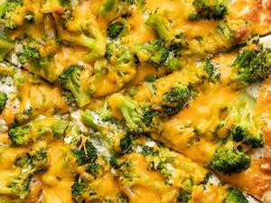 بيتزا البروكلي بجبنة الشيدر