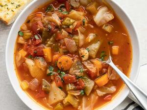 حساء الملفوف الصحي والمغذي