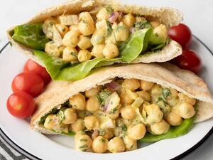 ساندويتش سلطة الحمص بتوابل الكاري 