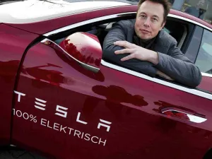 إيلون ماسك: Tesla سترفع سعر خدمة مساعدة السائق إلى 12000 دولار