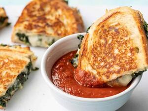 ساندويتشات السبانخ وجبنة الفيتا المشوية