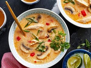 شوربة الكاري التايلندية بالدجاج أو الجمبري 