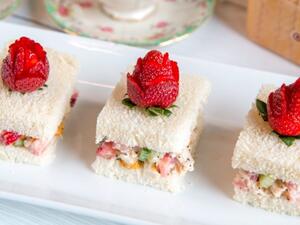 سندويش سلطة الدجاج بالفراولة