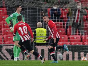 بيرينغير (يمين) يحتفل بهدفه مع إيكير مونياين