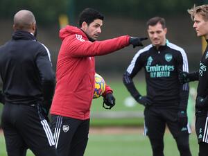 آرتيتا (وسط) يشرف على تدريبات آرسنال (المصدر: حساب آرسنال الرسمي على تويتر)