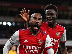 لاكازيت (يسار) يقود آرسنال للفوز (المصدر: تويتر)