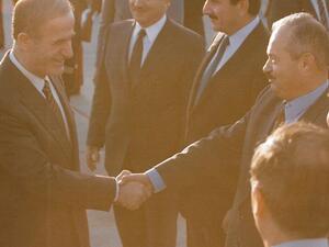 رئيس الديوان الملكي الهاشمي الأسبق عدنان أبو عودة يصافح حافظ الاسد