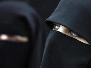  أقبلت الكثير من الفتيات والنساء على شراء البرقع على اختلاف أشكاله وألوانه