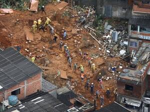 18 قتيلا في فيضانات وانزلاقات تربة في البرازيل